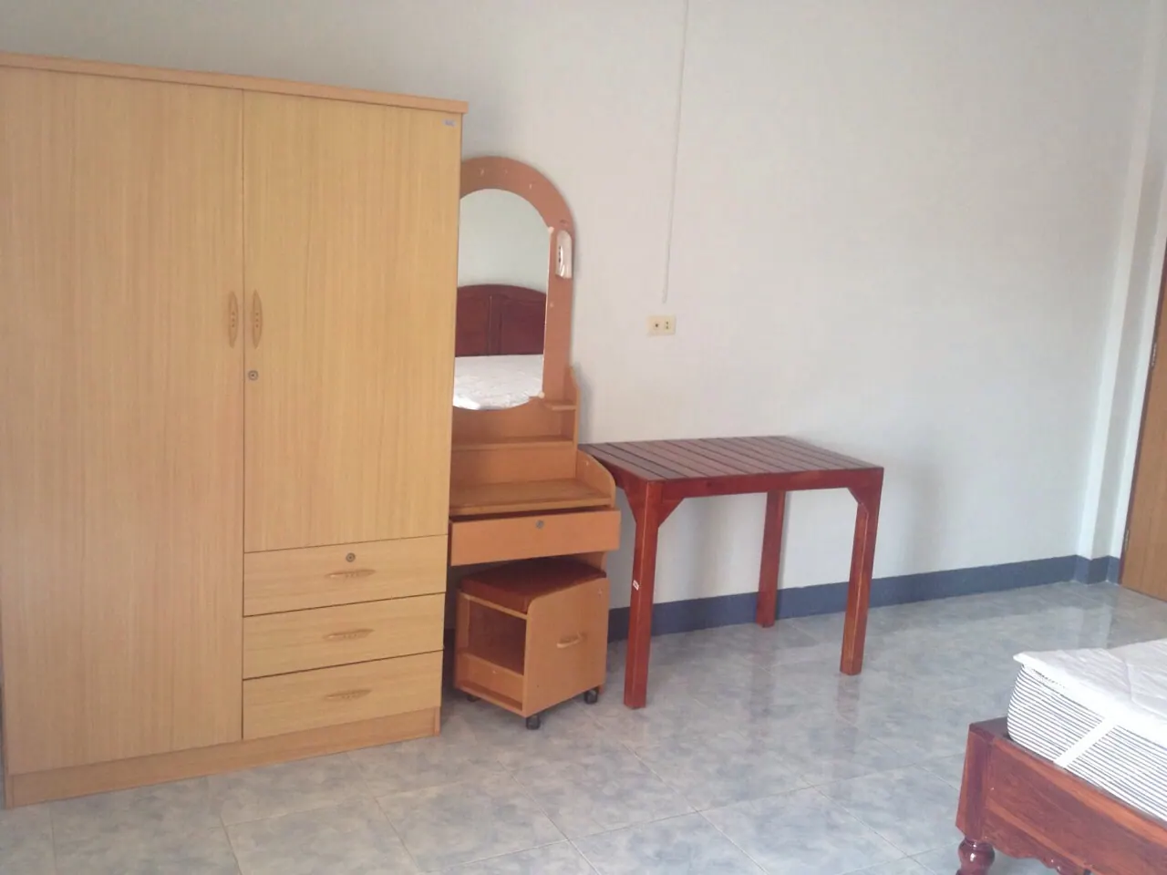 ห้องพัดลม ธนกร1 ราคาถูกใจ พร้อมที่จอดรถฟรี โทร.081-589-4809