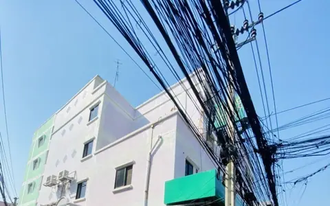 อพารท์เมนท์สมบัติย่าใย ห้องพักราคาถูก ให้เช่า ย่านบางพลี ถนนเทพารักษ์ ใต้ตึกเป็นร้านเทสโก้โลตัสเอ็กเพรส เปิดตลอด 24 ชม. ใกล้บิ๊กซีบางพลี-แหล่งชุมชน-ตลาด-วัด-ตลาดน้ำ
