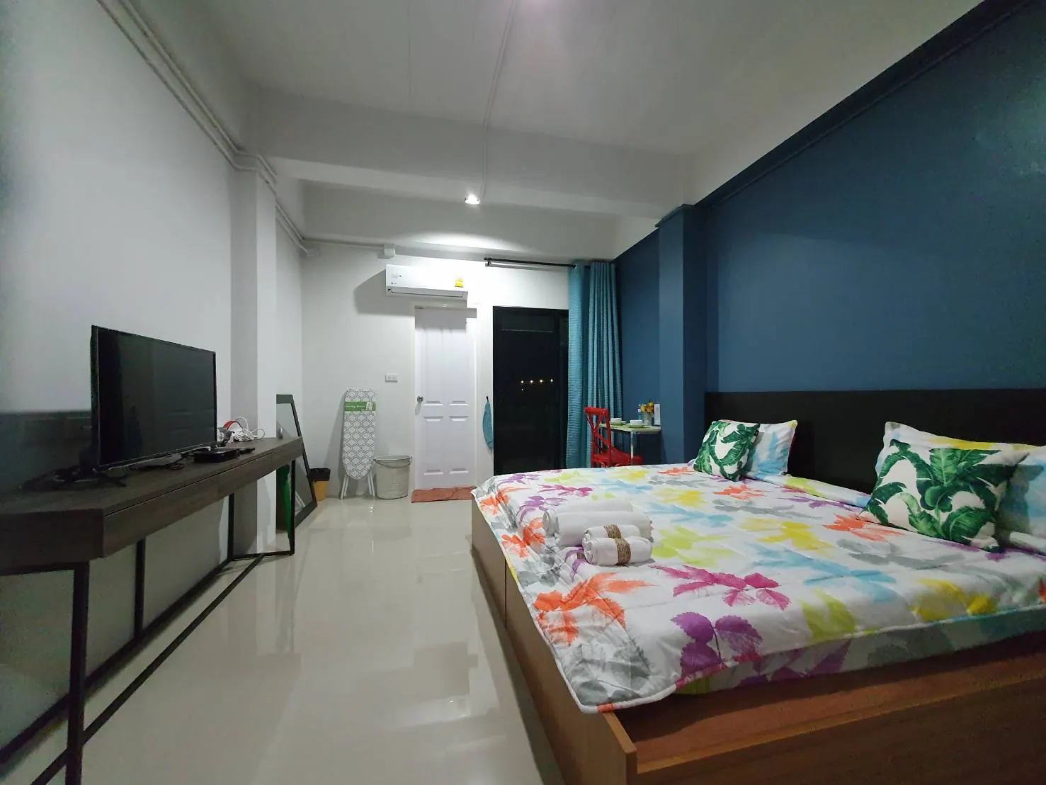 ห้องพักรายวัน โทนน้ำเงินลายดอก