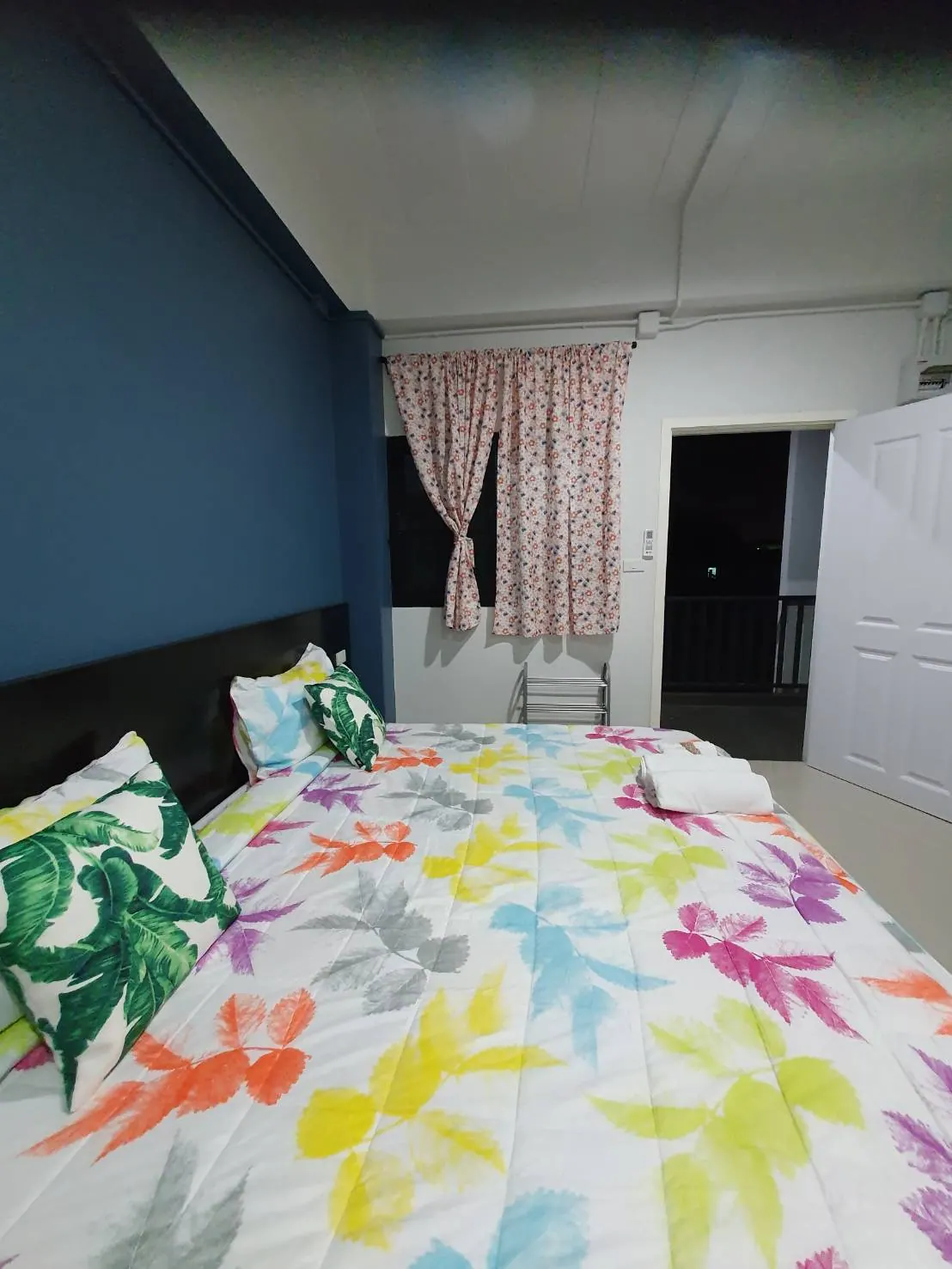 ห้องพักรายวัน โทนน้ำเงินลายดอก
