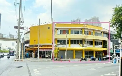 ให้เช่าอาคารพาณิชย์หัวมุมติดถนนพระราม 4 ใกล้ MRT สามย่าน แบ่งเช่าเป็นชั้นหรือทั้งอาคาร