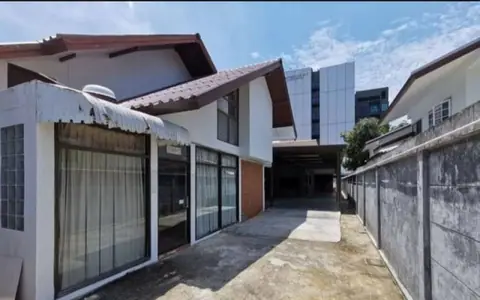 ให้เช่า บ้านซอยลาดพร้าว 160 ตรว. ใกล้ MRTลาดพร้าว  ทำเป็นออฟฟิศได้ มีที่จอดรถได้หลายคัน