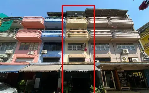 ขายอาคารพาณิชย์ 3 ชั้น มีชั้นดาดฟ้า ต้นซอยลาดพร้าว15 เดินทางสะดวก เข้าออกได้หลายเส้นทาง(3)