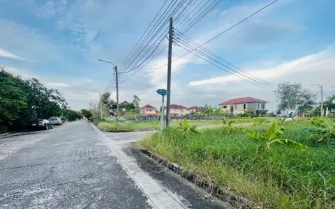 ขายที่ดิน แปลงมุม ติดถนน 2 ด้าน เนื้อที่ 78.8 ตรว ม.ปัญญาเลคโฮม นิมิตรใหม่ 28 สภาพแวดล้อมภายในโครงการ เงียบสงบ สะอาด ถนนค่อนข้างกว้าง