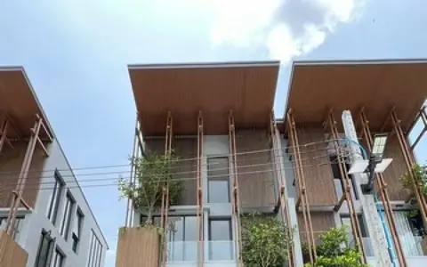 ขายบ้านแฝดหรู 3.5 ชั้น โครงการ Alive เอกมัย - รามอินทรา ออกแบบสไตล์ Modern Tropical การออกแบบร่วมสมัยที่คำนึงถึงสภาพอากาศร้อนชื้น