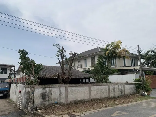 ที่ดินพร้อมสิ่งปลูกสร้าง(บ้าน1หลัง) 180 ตร.ว ซ.พหลโยธิน54/4 แยก3-2 ใกล้สถานีรถไฟฟ้า 2 สถานี คูคต และ สถานีแยก คปอ.  ประมาณ 1 กิโล