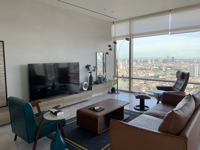 Four Seasons Private Residences Condo for Rent near BTS Saphan Taksin