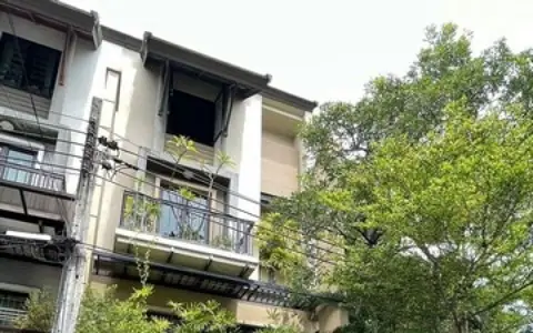 ขายด่วนบ้านทาวน์โฮม 4 ชั้น หลังมุม แต่งสวย หมู่บ้านอารียา แมนดารีน่า ทำเลใจกลางรัชดา-ลาดพร้าว