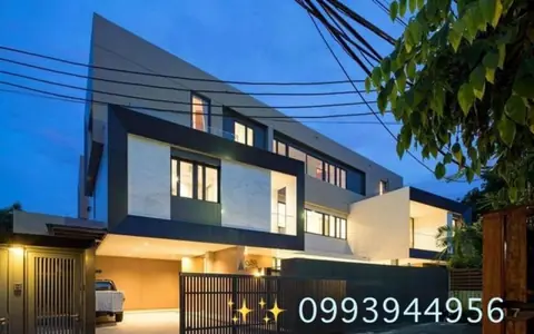 ขายบ้านหรูหลังใหญ่ 3 ชั้น ตกแต่งสุดหรูเหนือระดับ ตั้งอยู่บนทำหายาก ทำเลเอกมัย ใกล้สถานีรถไฟฟ้า BTS เอกมัย