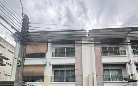 ขายทาวน์โฮมมบ.กลางเมืองลาดพร้าว101 3ชั้น3ห้องนอน3ห้องน้ำ1ห้องนั่งเล่น พร้อมตกแต่ง ฟรีเฟอร์นิเจอร์ แอร์
