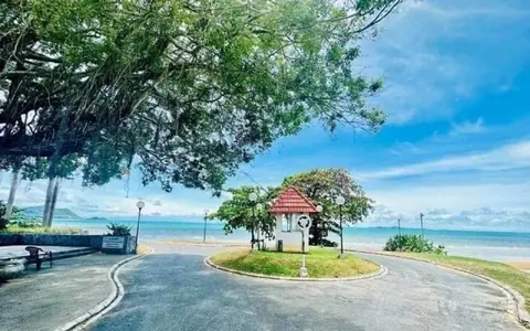 ที่ดินริมหาดตะวันรอน-พัทยา แถมฟรี‼️บ้านเดี่ยว ชั้นเดียว 1หลัง