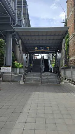 ขายที่ดินติดสถานีศรีด่าน ถนนศรีนครินทร์ 10 ไร่ ราคารวม 640 ล้านบาท