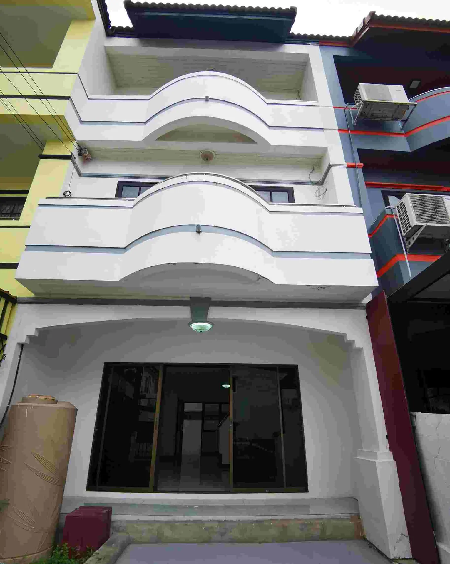 ขายทาวน์โฮม 3 ชั้นทำเลทอง โครงการหมู่บ้าน อู่ทองเพลส 3  ใกล้สถานีรถไฟฟ้า BTS คูคต อำเภอลำลูกกา  จังหวัดปทุมธานี
