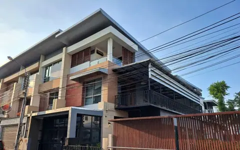 ให้เช่า ทาวน์โฮม 3 ชั้น โมทาวน์ (Motown) หลังมุมริมน้ำ ตรงข้ามเซ็นทรัลแจ้ง