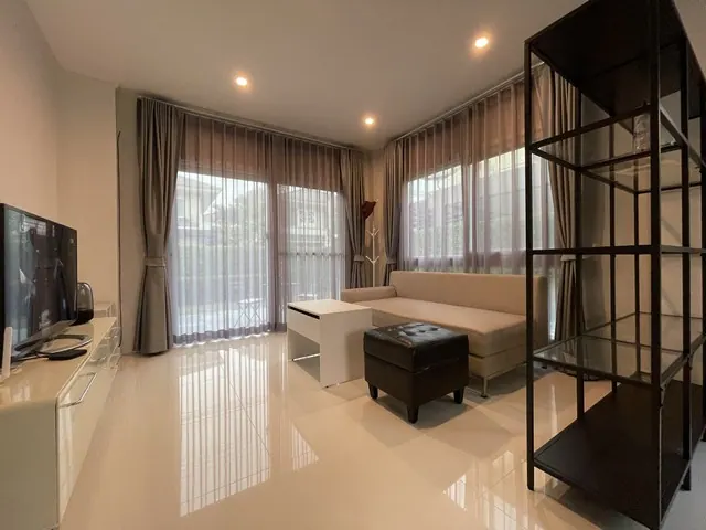 ให้เช่าบ้าน 56 ตร. วา 4 ห้องนอน 3 ห้องน้ำ หลังบ้านเป็นสนามหญ้าไม่ติดใคร