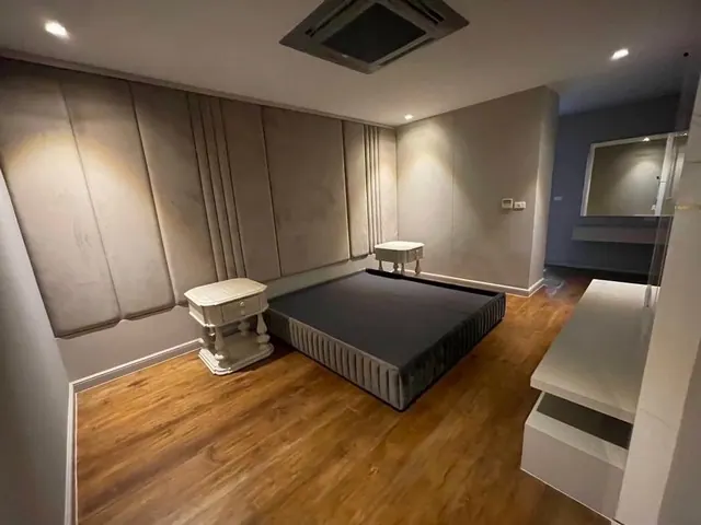 ให้เช่าอาคาร 5 ชั้น ซอยทองหล่อ 23 มีลิฟต์ พื้นที่ใช้สอย 900 ตร.ม. จอดรถ 5 คัน