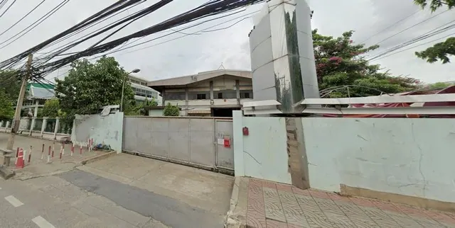 ให้เช่าWarehouse  เนื้อที่ 4 ไร่ มี อาคาร 2 ชั้น ติดถนนใหญ่ - รามอินทรา (ใกล้สี่แยกมีนบุรี)