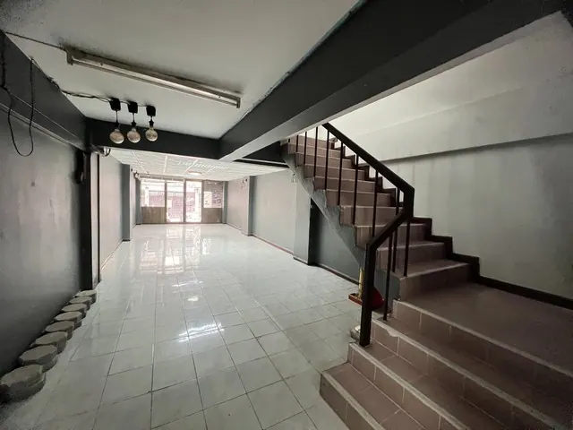 ราคาสุดพิเศษ! อาคารพาณิชย์ 3.5 ชั้น ทำเลสุดฮอต ใกล้ BTS อุดมสุข