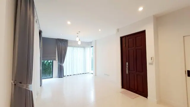 โอกาสทอง บ้านแฝด 3 ชั้น  สุดหรู  หมู่บ้าน เดอะ ซอนเน่ ศรีนครินทร์-บางนา