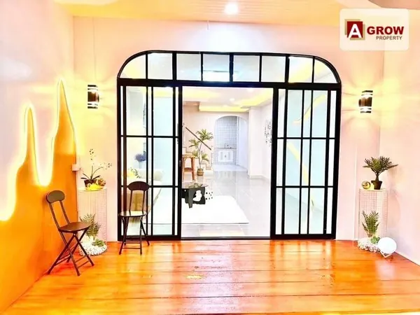 ม. รุ่งกานต์2 ไทรน้อย บ้านรีโนเวทใหม่ ตกแต่งสวยแถมฟรีเฟอร์นิเจอร์ มีมุมนั่งชิวน่ารักๆ พร้อมเข้าอยู่ได้เลย