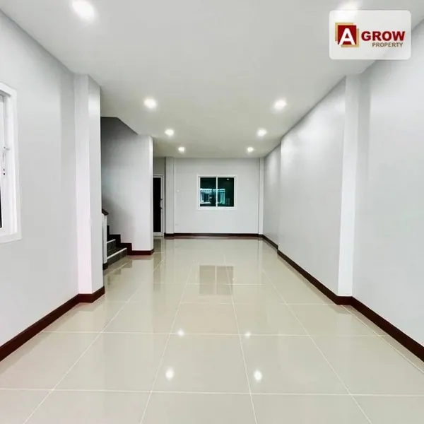 ม. ลภาวัน12 ซ.4 บ้านรีโนเวทใหม่พร้อมหิ้วกระเป๋าเข้าอยู่ได้เลย