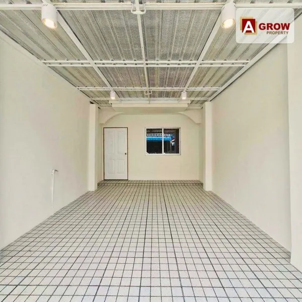 ม. ทรัพย์ดินทอง ซ.11 บ้านรีโนเวทตกแต่งพร้อมเข้าอยู่ ใกล้รถไฟฟ้าสายสีเหลืองสถานีแยกศรีเทพา