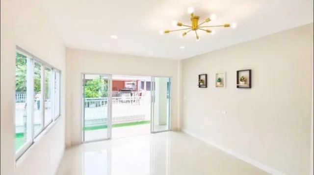 บ้านแฝดรีโนเวทสวย 3 นอน 3 น้ำ 2 จอดรถ  ราคาถูกนนทบุรี