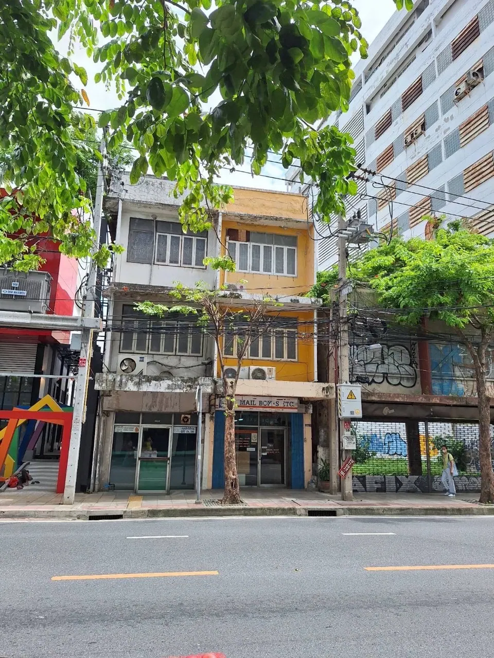 ขายตึกแถว 3 ชั้นติดถนนสุรวงศ์ ข้างตึก AIA ขนาด 13.3 ตร.ว. เหมาะทำ ทำสำนักงาน โชว์รูมสินค้า