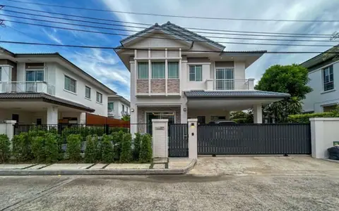 ขายบ้านเดี่ยว ติดทางด่วน และใกล้รถไฟฟ้าสถานีศรีเทพา มีสระว่ายน้ำส่วนตัว หมู่บ้านนันทวัน ศรีนครินทร์  ติดถนนใหญ่ศรีนครินทร์