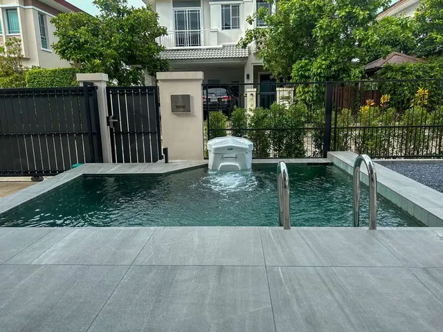 ขายบ้านเดี่ยว ติดทางด่วน และใกล้รถไฟฟ้าสถานีศรีเทพา มีสระว่ายน้ำส่วนตัว หมู่บ้านนันทวัน ศรีนครินทร์  ติดถนนใหญ่ศรีนครินทร์
