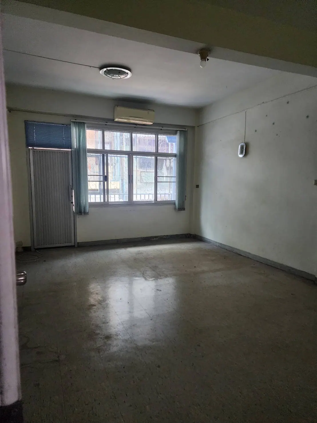 อาคารพาณิชย์ฯ - 3900000 BAHT 1 BEDROOM 0 ไร่ 0 ngan 16 ตาราง-วา ใกล้ - มินิบิ๊กซีแฉล้มนิมิตร - วัดจันทร์ใน - สำนักงานเขตบางคอแหลม - สำนักงานสรรพากรพื้นที่สาขาบางคอแหลม - โรงพยาบาลเจริญกรุงประชารักษ์ - แม็กซ์แวลู พระราม 3 - แม็คโคร ฟู้ดเซอร์วิส บางคอแหลม -