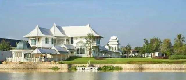 ขายที่ดินพร้อมบ้านทรงโคโลเนียล 2 ชั้น ติดคลองเชียงรากใหญ่  ที่ดิน 5-0-84 ไร่ กว้างติดคลองเชียงรากใหญ่ 80 เมตร กว้างติดถนน 28 เมตร 0813036969