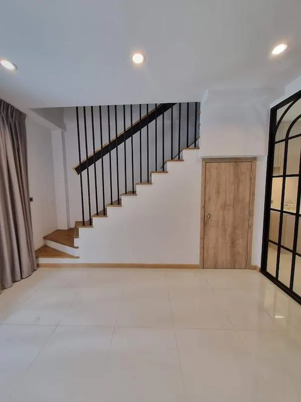 ให้เช่า ทาวน์​โฮม /โฮมออฟฟิศ 3 ชั้นครึ่ง เฮ้าส์โคลเวอร์ (Haus Clover) โรบินสัน ราชพฤกษ์