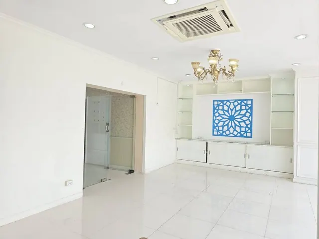 Four-storey building for rent on Ramkhamhaeng Road, usable area approximately 400 sq.m.