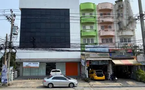 Three adjoining shophouses for rent on Thepharak Road, 1,200 sq.m. usable area