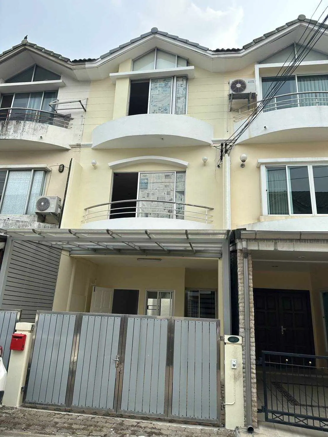 ทาวน์เฮ้าส์ศุภาลัยวิลล์ (รัชดาซอย32) 3 ชั้น 17.7 ตร.ว. 4.59 ล้านบา