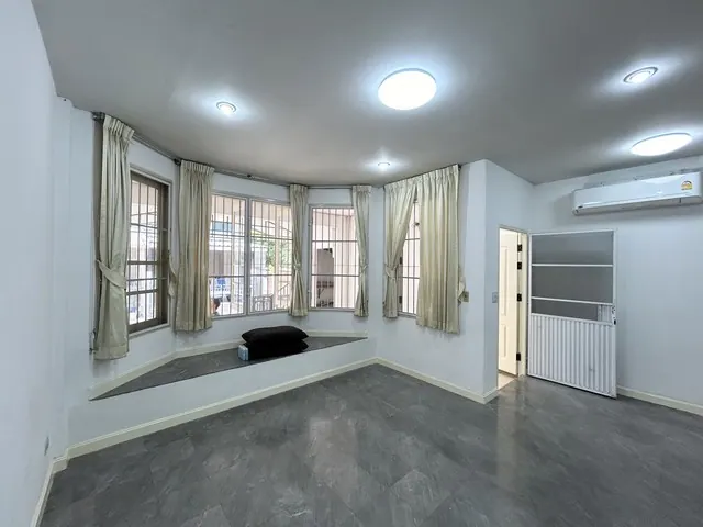 ให้เช่า​ ทาวน์โฮม​ 3 ชั้น หลังมุม 22 ตรว. หมู่บ้านสวนธน ติดเซ็นทรัลรัตนาธิเบศร์ ใกล้ MRT บางกระสอ อำเภอเมืองนนทบุรี นนทบุรี