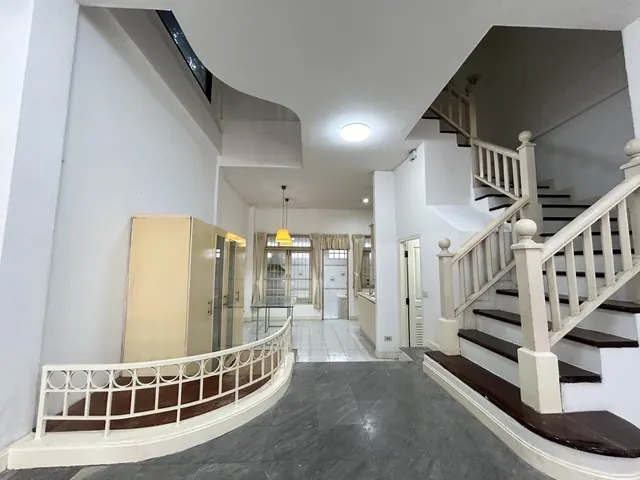 ให้เช่า​ ทาวน์โฮม​ 3 ชั้น หลังมุม 22 ตรว. หมู่บ้านสวนธน ติดเซ็นทรัลรัตนาธิเบศร์ ใกล้ MRT บางกระสอ อำเภอเมืองนนทบุรี นนทบุรี