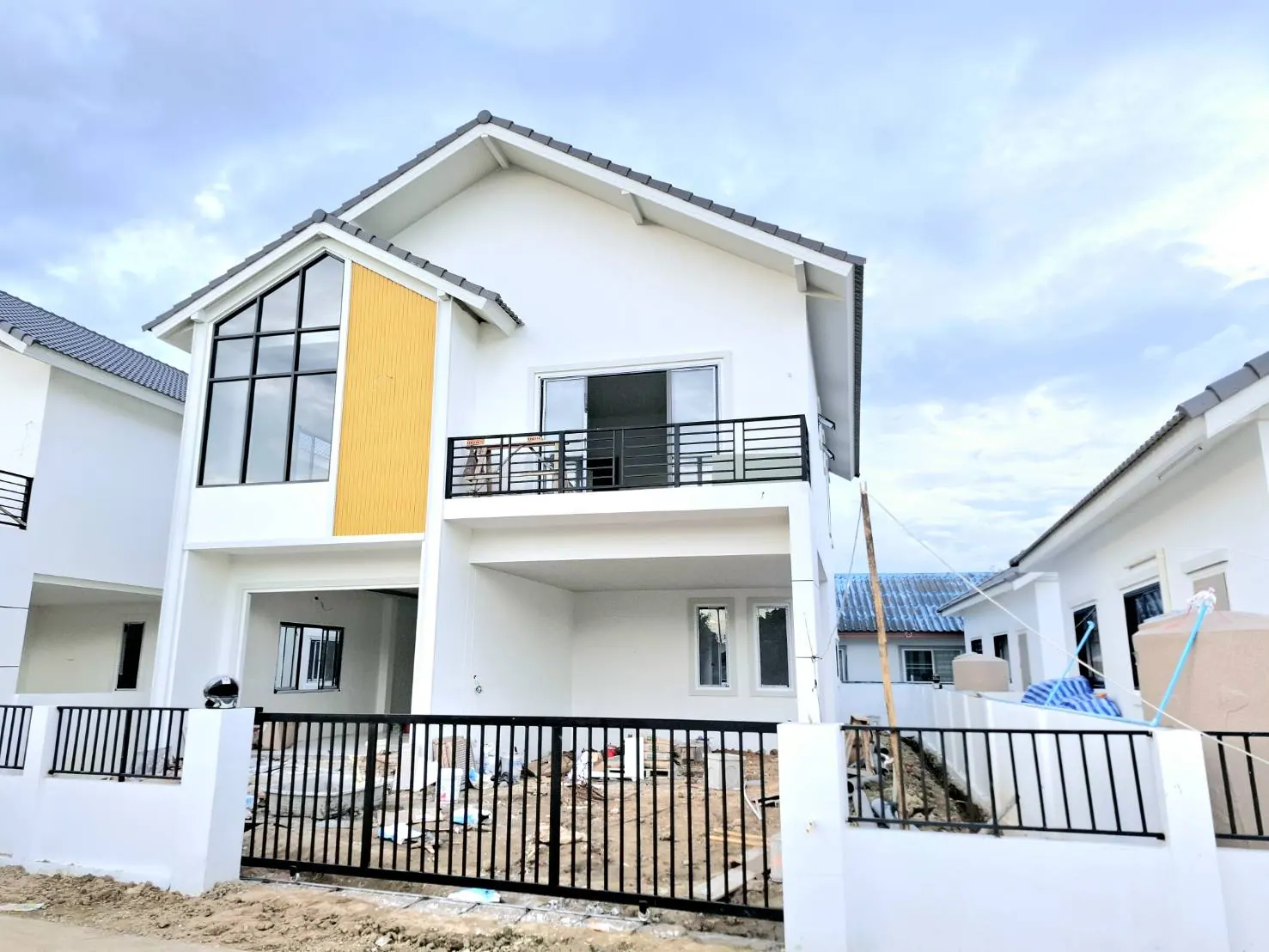 #บ้านเดี่ยวสองชั้น บ้านใหม่แกะกล่อง พื้นที่กว้าง     ทำเล บ้านแหวน,สันผักหวาน ใกล้นานาชาติลานนา,และ กาดฝรั่ง            เชียงใหม่