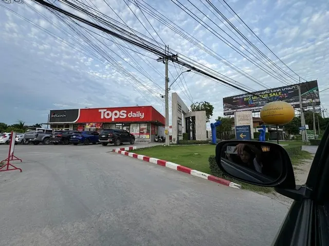 ทาวน์โฮม 3 ชั้น ขนาด 152 ตร.ม. หรือ 18.5 ตร.ว. มีห้องนอน 2 ห้อง ห้องทำงาน 1 ห้อง ห้องน้ำ 2 ห้อง และจอดรถ 2 คัน พร้อมเฟอร์นิเจอร์ครบครัน