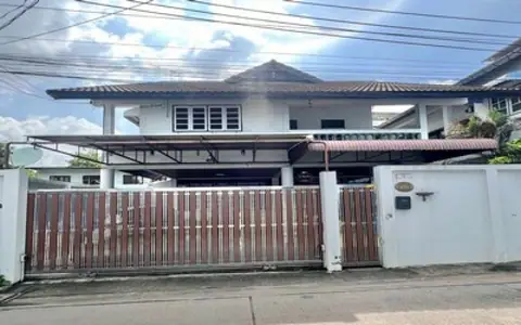 ขายบ้านเดี่ยว 3 ชั้น ซอยสุขุมวิท 81 สามารถเข้าได้สองทางทั้งอ่อนนุช 10  บ้านใหญ่ พื้นที่เยอะ เนื้อที่ 54 ตารางวา