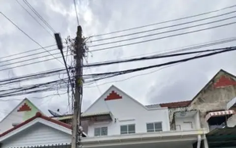 ฟรีทุกค่าใช้จ่าย อยู่ใกล้รถไฟฟ้าและเซ็นทรัลเวสต์เกทเพียง 5 นาที ขายทาวน์เฮ้าส์ 2 ชั้นรีโนเวทใหม่สวยมาก หมู่บ้านรัตนาวดี 19.6 ตร.วา