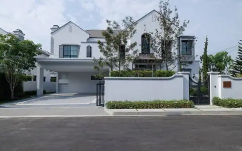 LVPU53515 ขาย บ้านเดี่ยว นันทวัน พระราม 9 – กรุงเทพกรีฑาตัดใหม่ บ้านสไตล์ฝรั่งเศสผสมผสานหลังนี้ตั้งอยู่ในชุมชนที่มีรั้วรอบขอบชิด