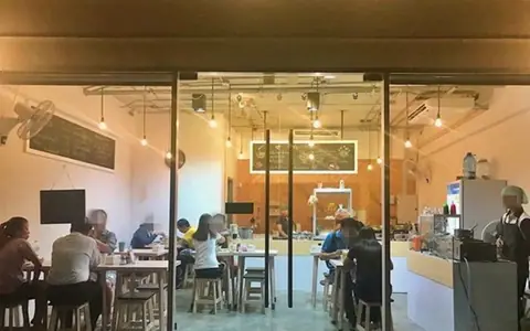 ขายร้านก๋วยเตี๋ยวเรือ ตราเรือ3รำ ติดBTSวุฒากาศ ในห้องแอร์ พร้อมพนักงาน พร้อมสูตรอาหารให้ครบครัน