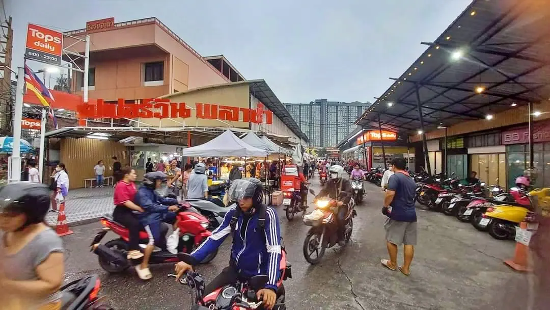เซ้งด่วน โนบิชาชานมไข่มุก สี่แยกคลองตัน ในตลาดซุปเปอร์วันพล่าซ่า รอบๆมีชุมชนจำนวนมาก