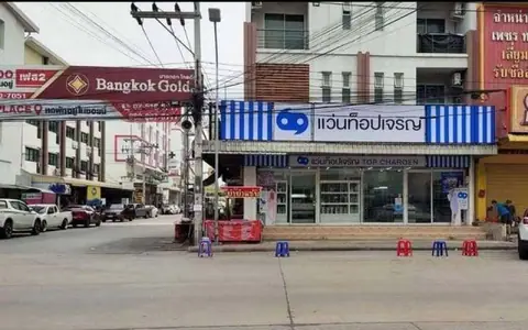 two-unit 4.5-storey commercial building in Soi Khun Phra for sale