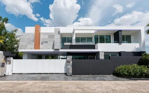 ขายบ้านหรู Modern Luxury 8 ห้องนอน พร้อมสระว่ายน้ำ หางดง เชียงใหม่ | ลดเหลือ 30 ล้านบาท