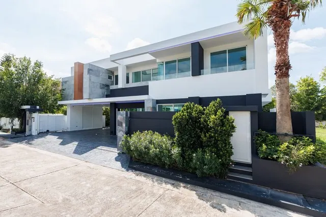 ขายบ้านหรู Modern Luxury 8 ห้องนอน พร้อมสระว่ายน้ำ หางดง เชียงใหม่ | ลดเหลือ 30 ล้านบาท