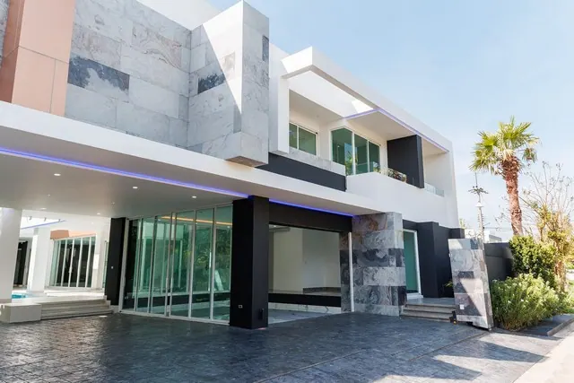 ขายบ้านหรู Modern Luxury 8 ห้องนอน พร้อมสระว่ายน้ำ หางดง เชียงใหม่ | ลดเหลือ 30 ล้านบาท