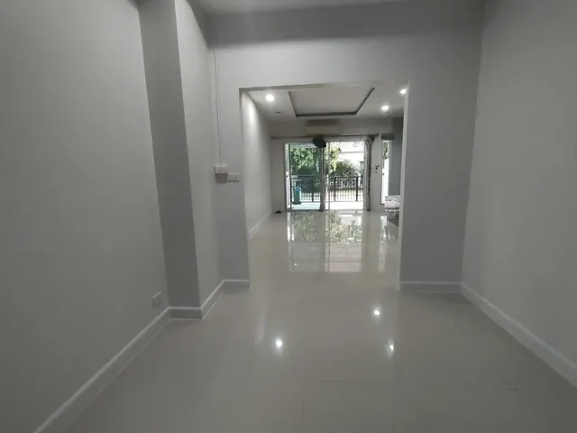 ขายพร้อมผู้เช่าทาวน์โฮม 3 ชั้น ม.วิสต้า ปาร์ค พระราม 2 Renovate ใหม่
